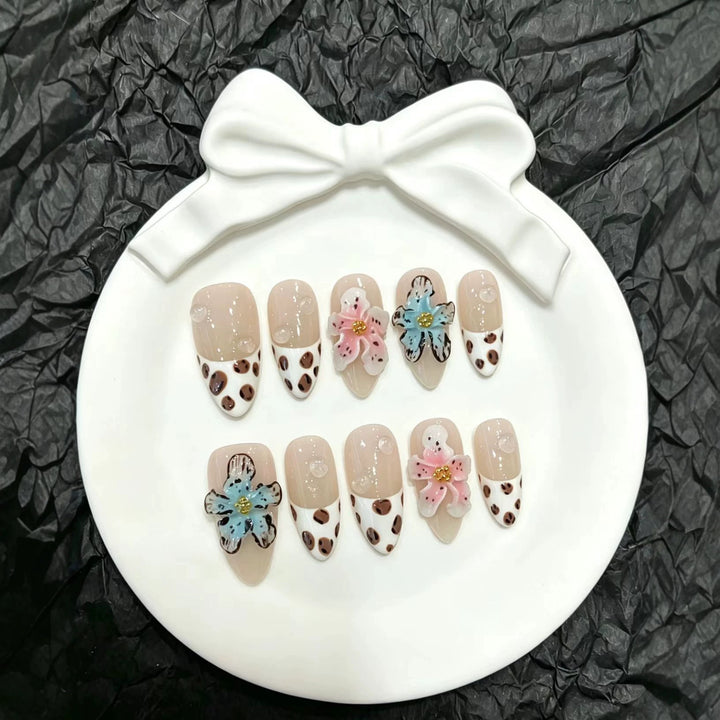 Künstlerisches Press-On-Nagelset mit floralem und tierischem Akzent