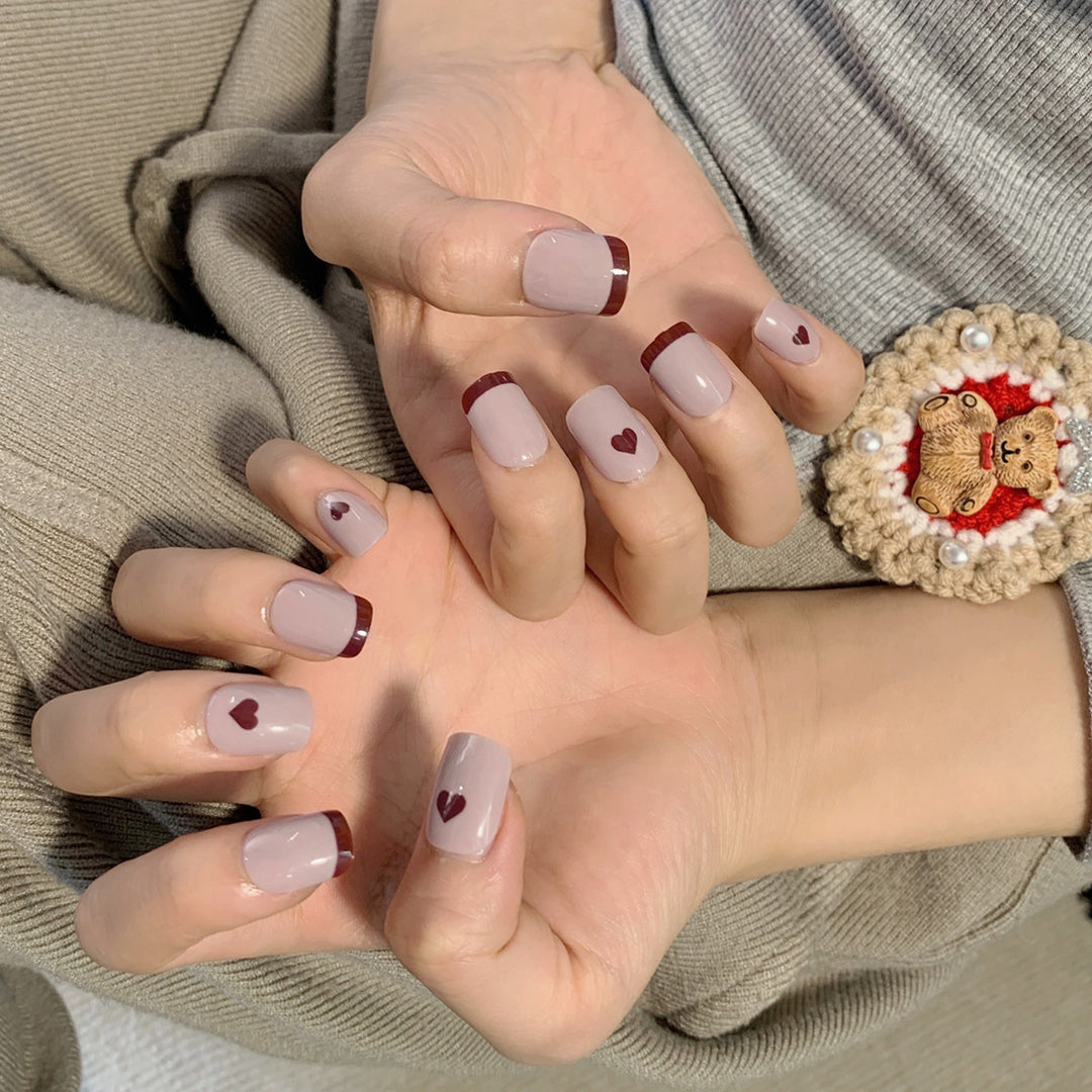 Kunstvolle Nagelverlängerungen mit elegantem Blattmuster Karnz