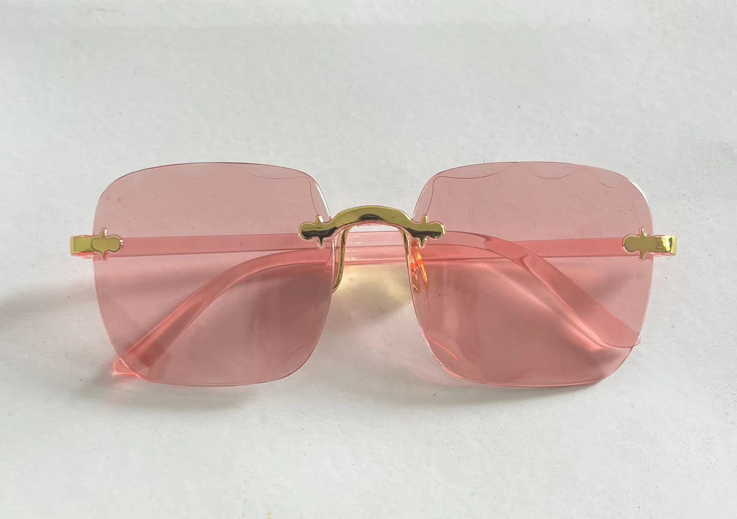Damen oversized Sonnenbrille mit einzigartigen Designelementen Karnz