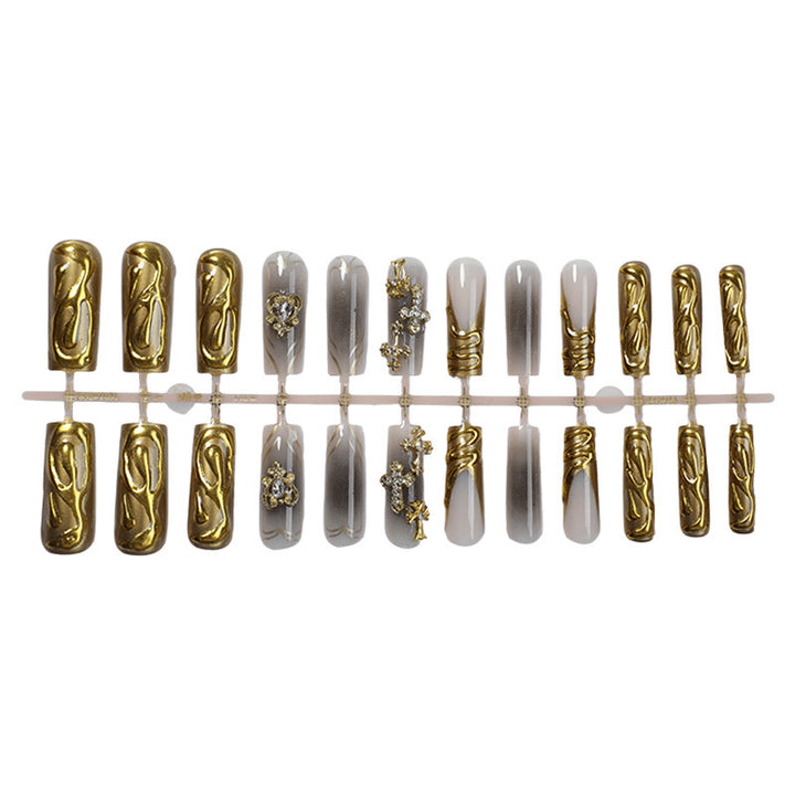 Dekorativer Press-On-Nagelset mit goldenen Akzenten Karnz