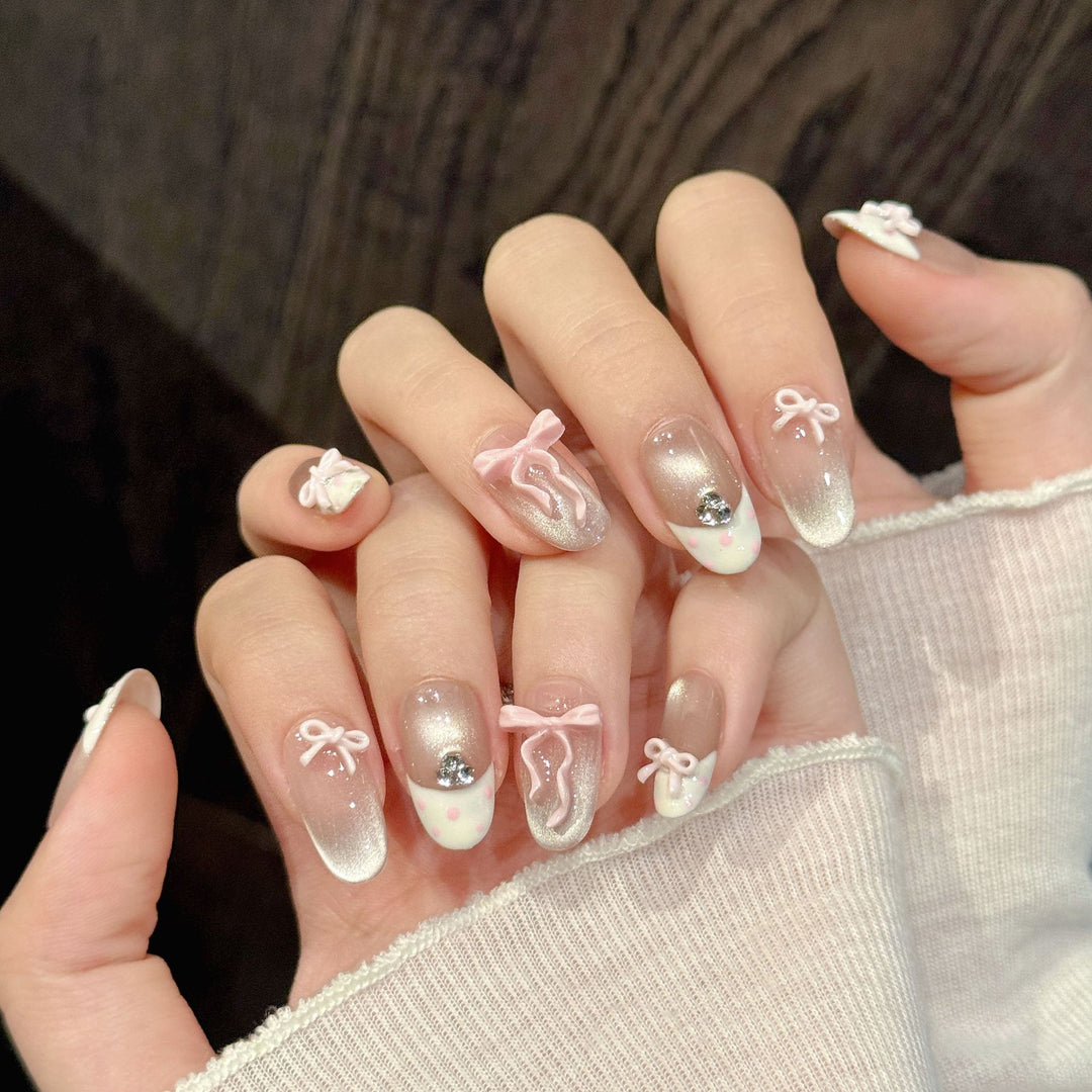 Elegantes Nagelkunst Press-On Set mit 3D Schleifenakzenten