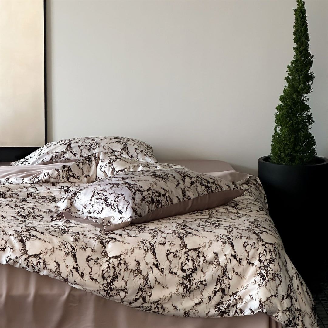 Satin-Bettwäschegarnitur mit Marmor-Print, extra-feinem Satin und Hotelverschluss