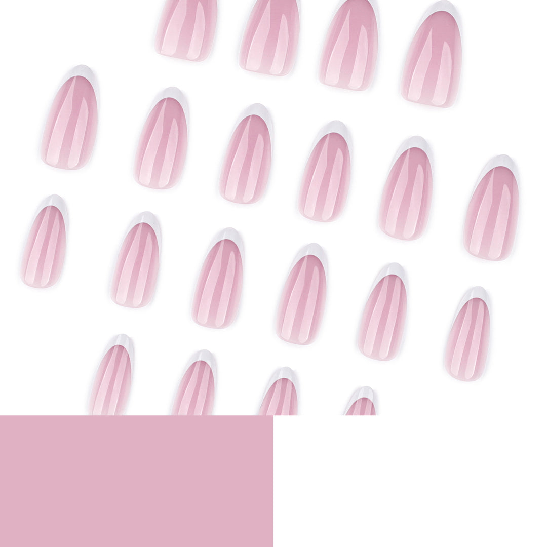 Kunstvolle Nagelverlängerungen mit elegantem Farbverlauf und präzisem French-Tip Karnz
