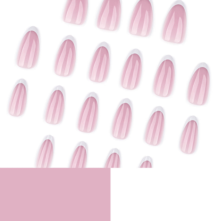 Kunstvolle Nagelverlängerungen mit elegantem Farbverlauf und präzisem French-Tip Karnz