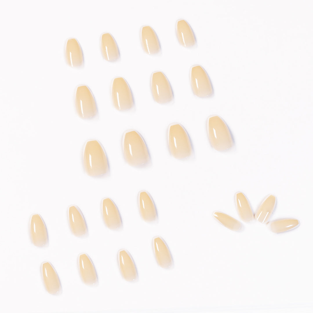 Kunstvolle Gel-Nägel mit elegantem French-Tip Karnz
