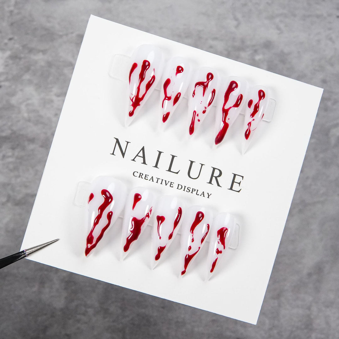 Künstlerisches Press-On Nail Art Set mit Tropfenrotem Design