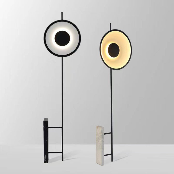 Minimalistische skulpturale Stehlampe mit Marmorsockel