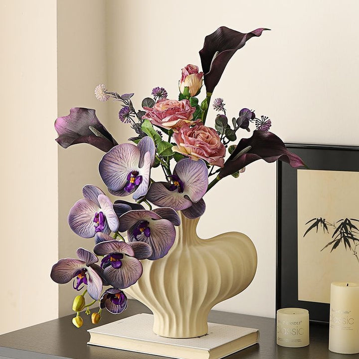 Eleganter künstlicher Blumenstrauß