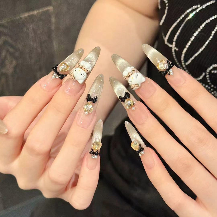 Künstlerisches Herzmuster Nagelkunstverlängerungen Karnz