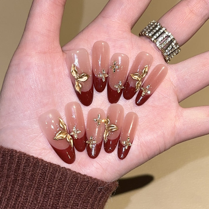 Kunstnägel mit Luxuriösen Blumen- und Glitzerelementen Karnz