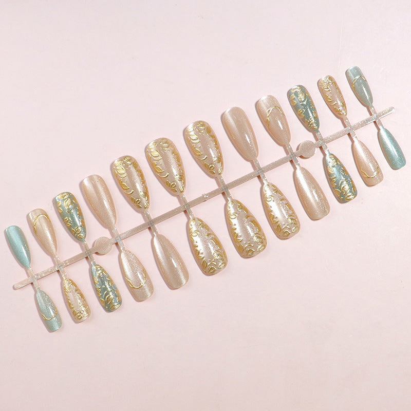 Künstlerisches Stiletto Press-On Nagelset mit eleganten goldenen Akzenten Karnz