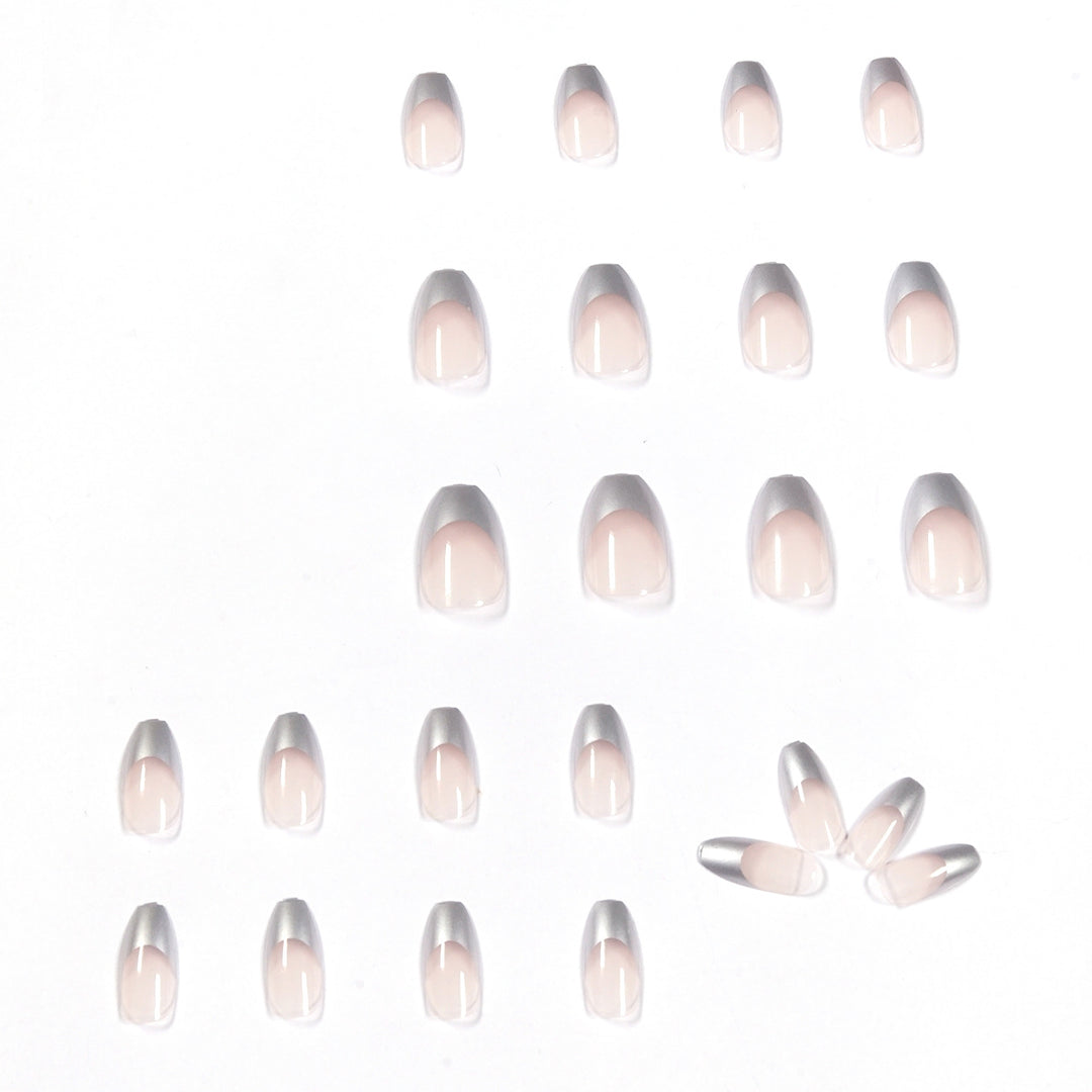 Künstliche Stiletto-Nägel mit Glitzerakzenten und elegantem French-Tip Karnz