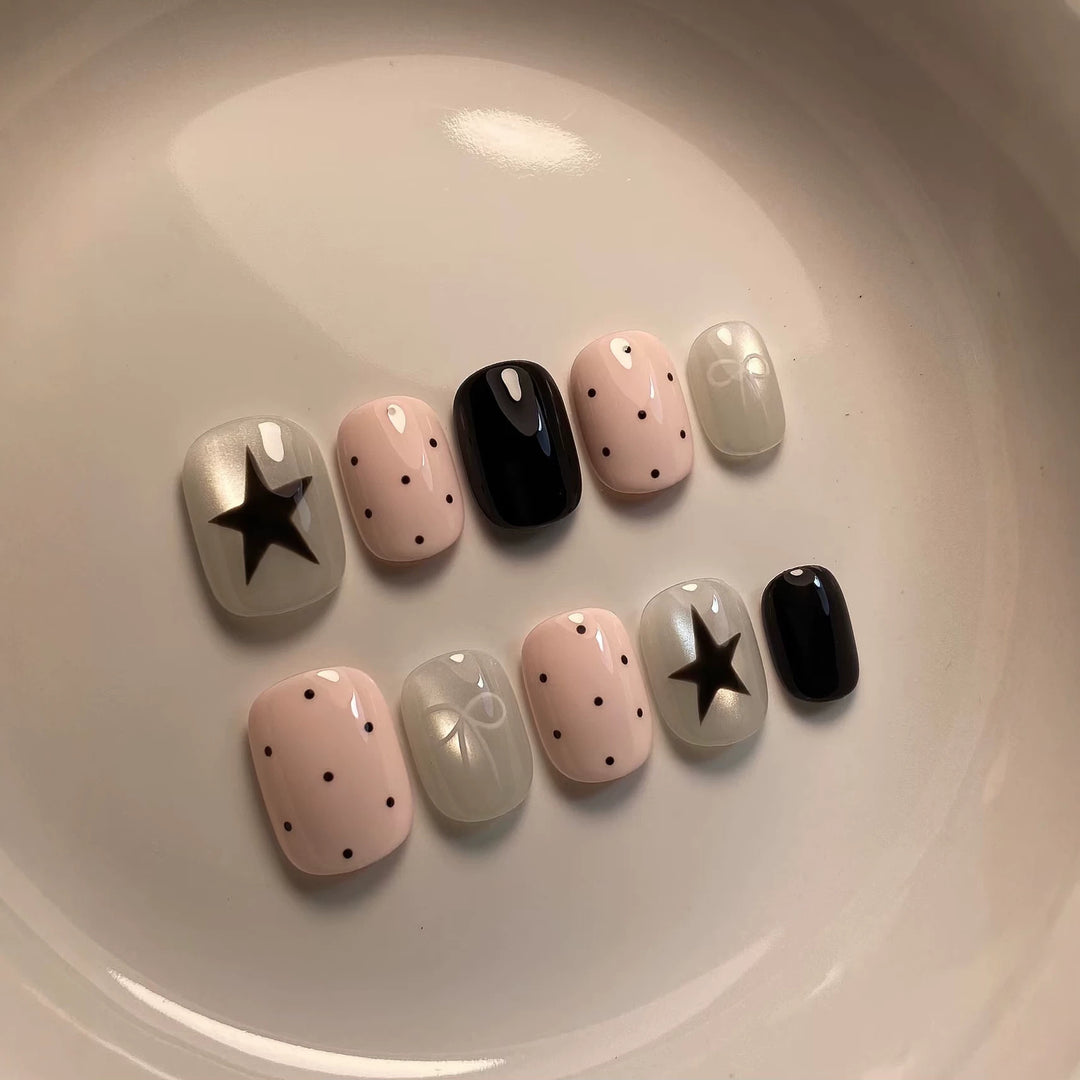 Künstlerisches Press-On-Nageldesign-Set mit stilvollen Stern- und Punktmustern
