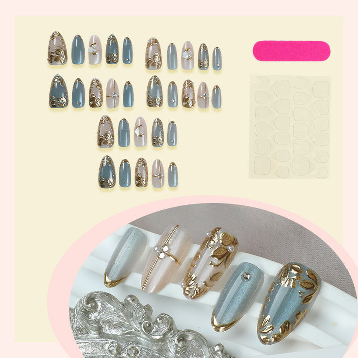 Dekorative Press-On-Nagelkollektion mit floralen Akzenten Karnz