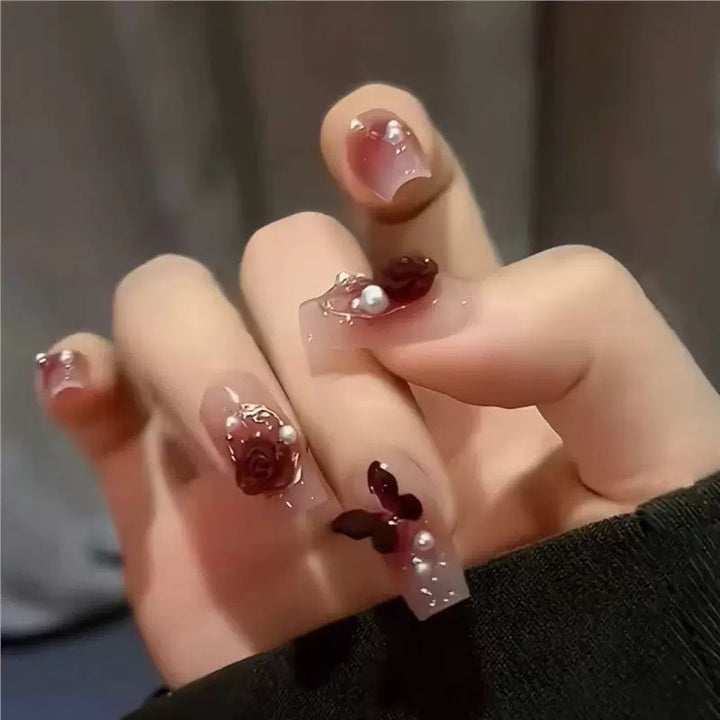 Kunstnagelset mit eleganten floralen 3D-Verzierungen Karnz