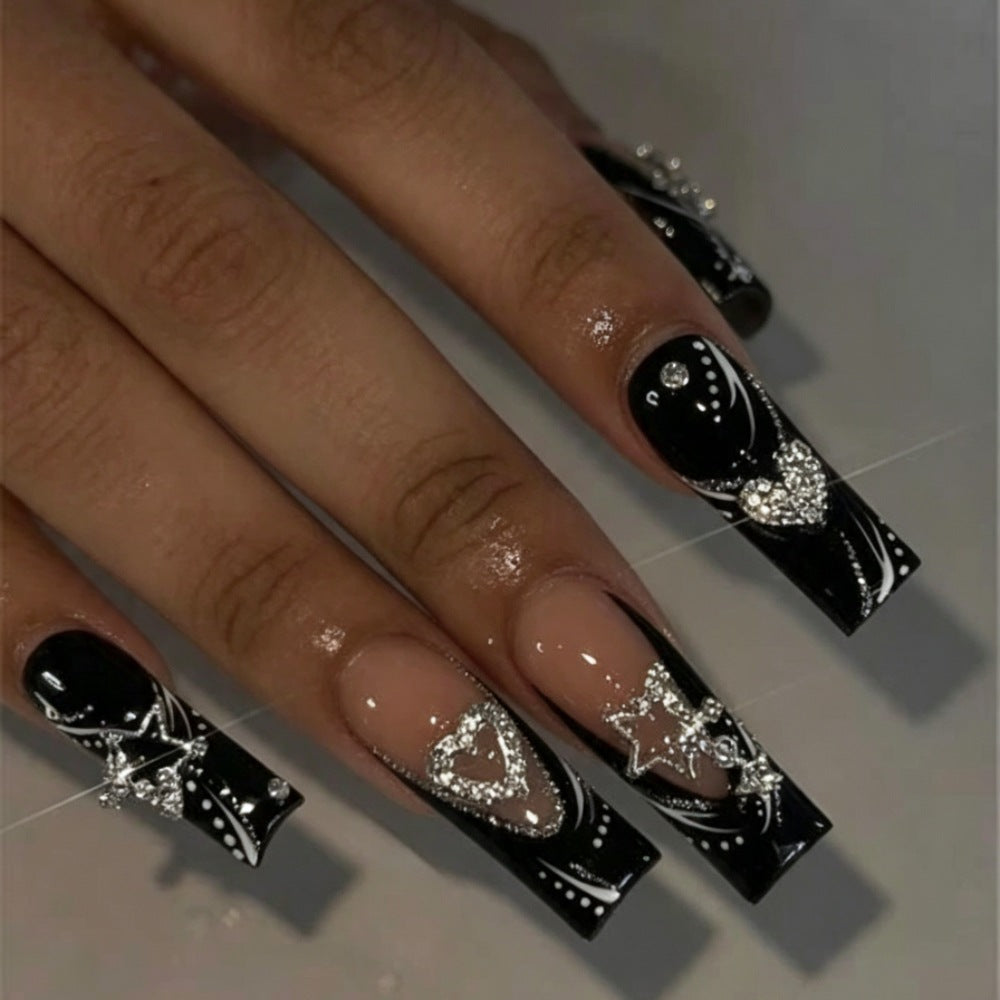 Kunstnägel mit Eleganten Glitzerakzenten und Herzmotiven Karnz