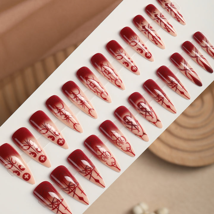 Kunstnagelset mit eleganten, geometrischen Designs Karnz