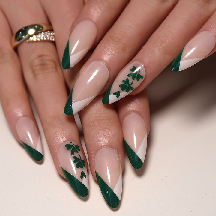 Kunstvolle Stiletto-Nägel mit Kleeblatt-Design Karnz