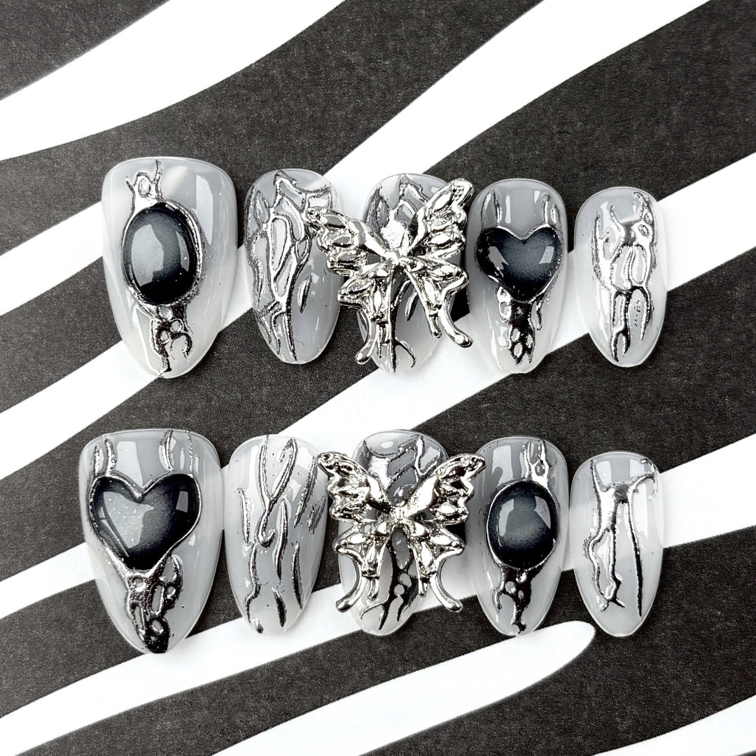 Dekorativer Press-On-Nagelset mit eleganten silbernen Folienakzenten