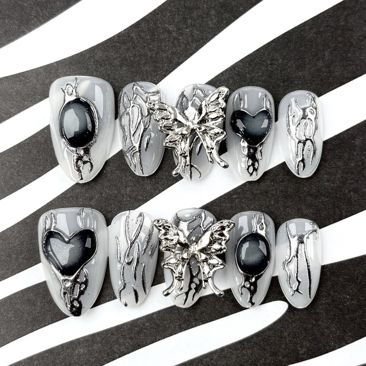 Dekorativer Press-On-Nagelset mit eleganten silbernen Folienakzenten