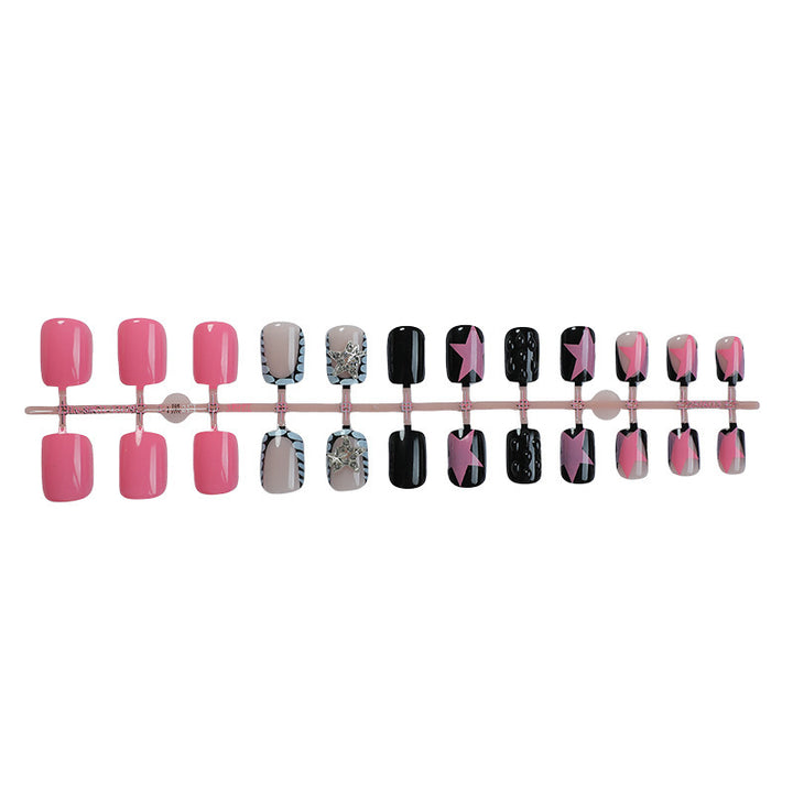 Kunstnagelset mit buntem Design und kreativen Details Karnz