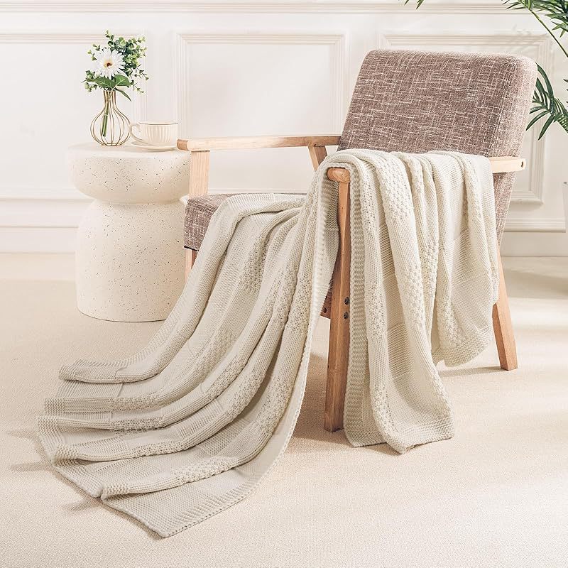 Strukturierte Strickwurfdecke