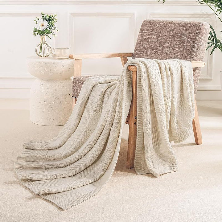 Strukturierte Strickwurfdecke