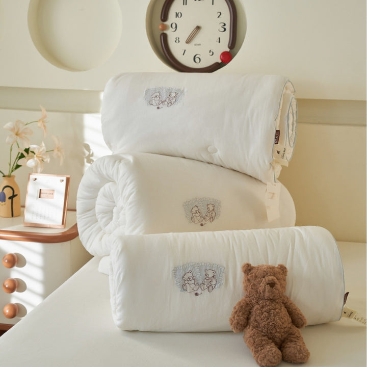 Kinder-Steppdecke mit Teddy-Stickerei und atmungsaktiver Ganzjahresfüllung