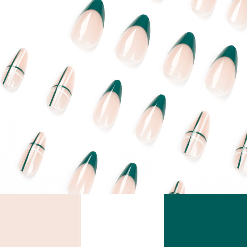 Kunstvolle Nailart mit modernem Geometrie-Design Karnz