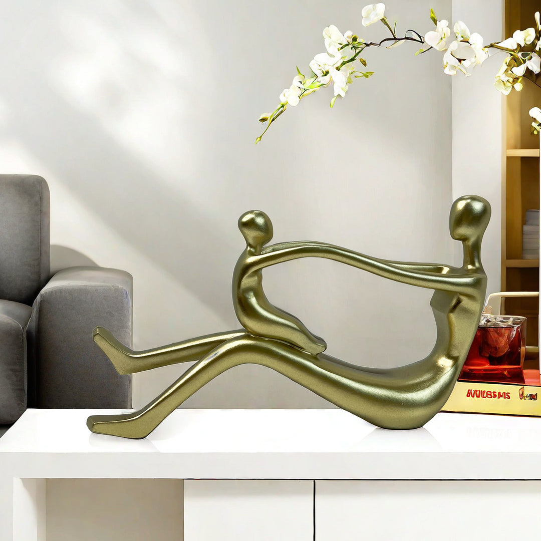 Stilvolle Skulptur mit ineinander verschlungenen Figuren Karnz