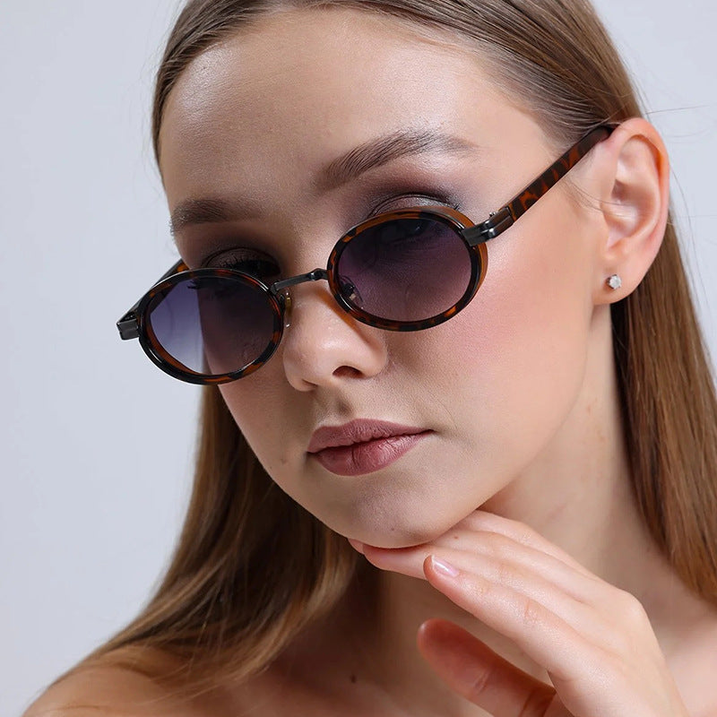 Damen runde Sonnenbrille mit leichten Gläsern und goldenen Akzenten Karnz