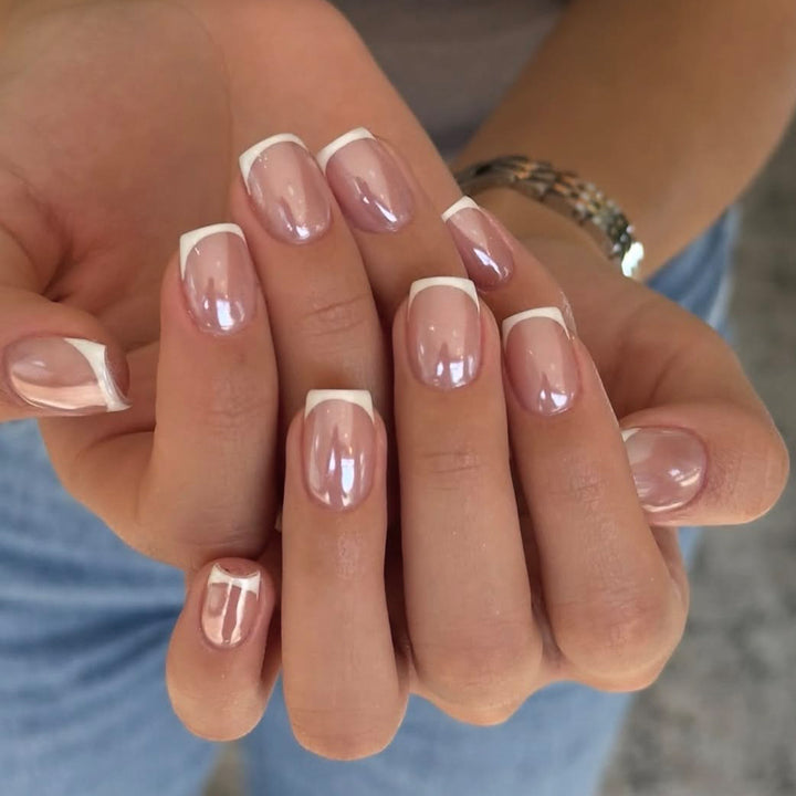 Elegante Nagelverlängerungen mit französischem Abschluss Karnz