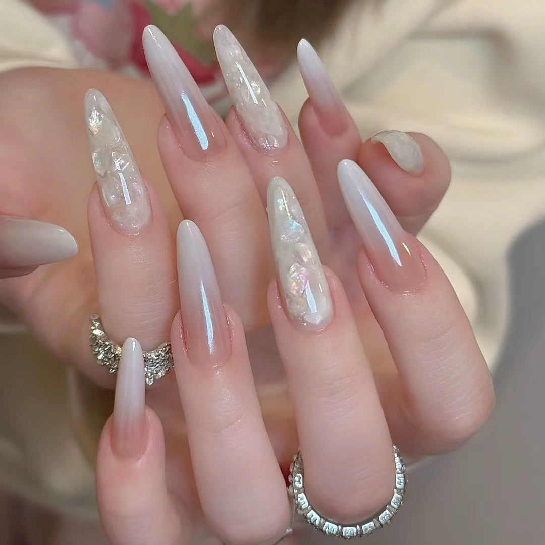 Glamouröse Stiletto-Nagelerweiterungen mit dekorativen Akzenten