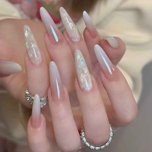 Glamouröse Stiletto-Nagelerweiterungen mit dekorativen Akzenten