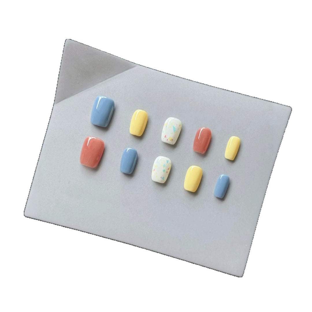 Künstlerischer Press-On Nagel Set mit charmanten gemusterten Designs