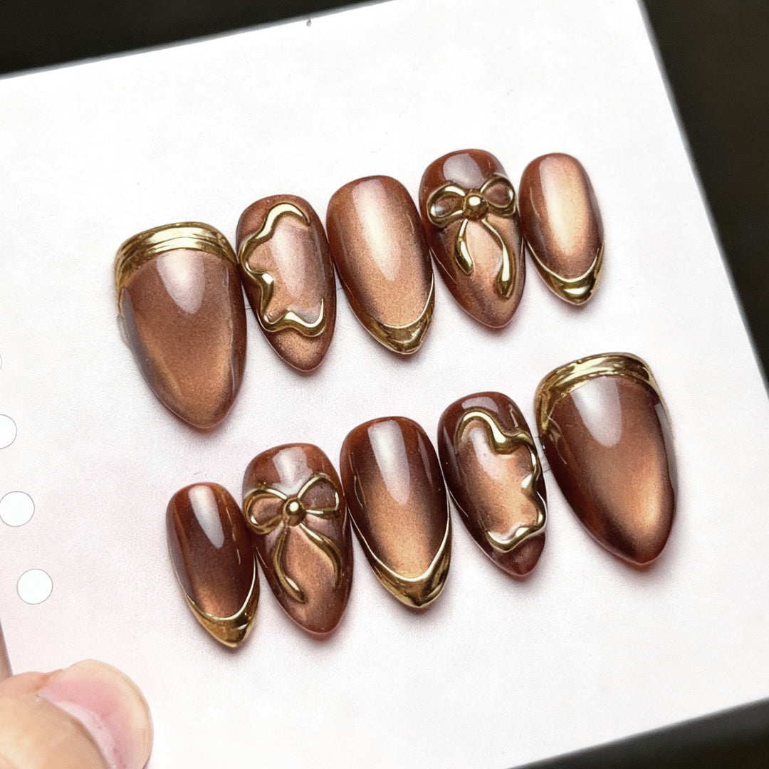 Elegante Kunstnägel mit Goldakzenten Karnz