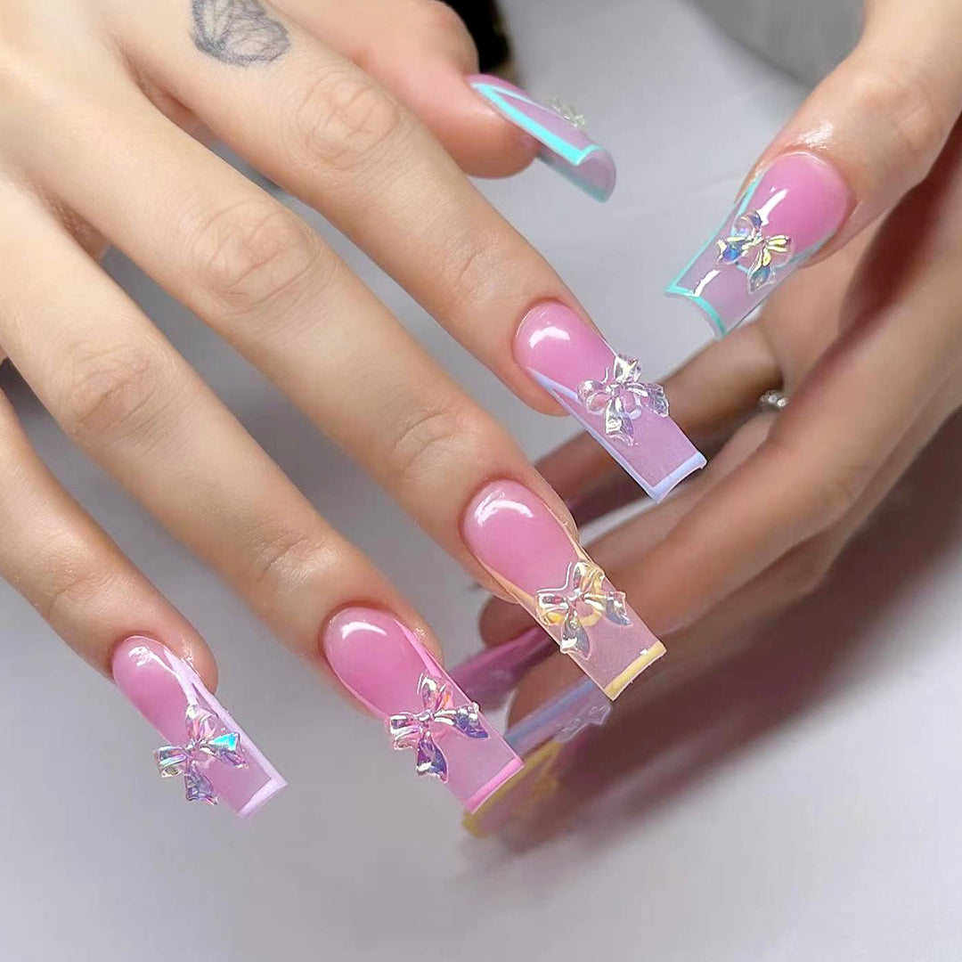 Kreative und kunstvolle Nagelkunst mit Schmetterlingsakzenten Karnz