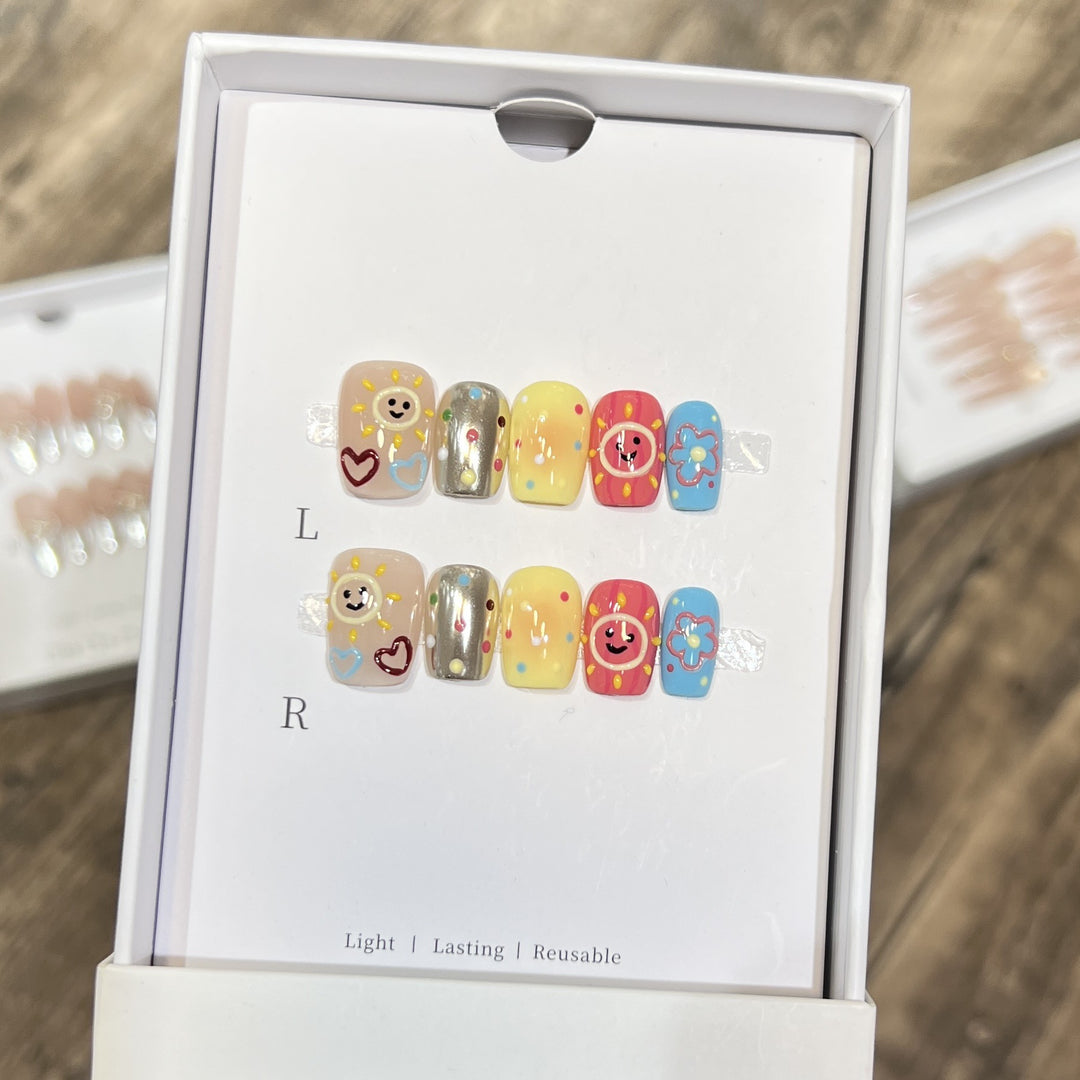 Verspieltes Press-On Nagelkunstset mit Smiley-Gesichtern und Blumenmustern Karnz