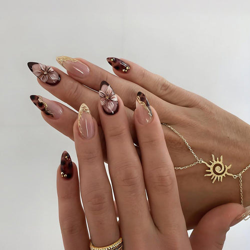 Kunstnagelset mit eleganten floralen Akzenten und glitzerndem Design Karnz