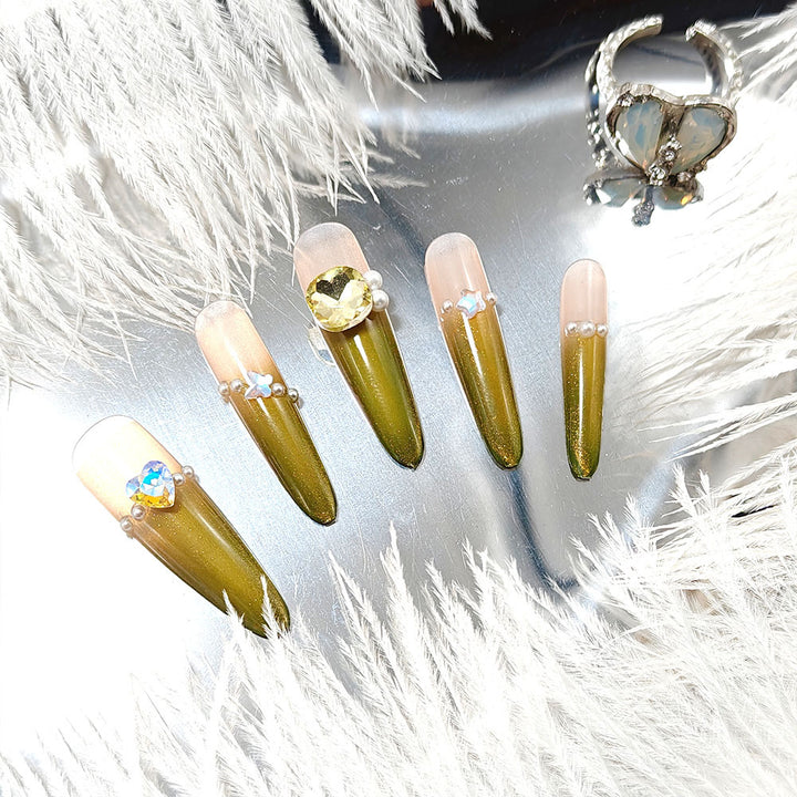 Kunstnägel mit Elegantem Ombre-Effekt und Glitzerakzenten Karnz