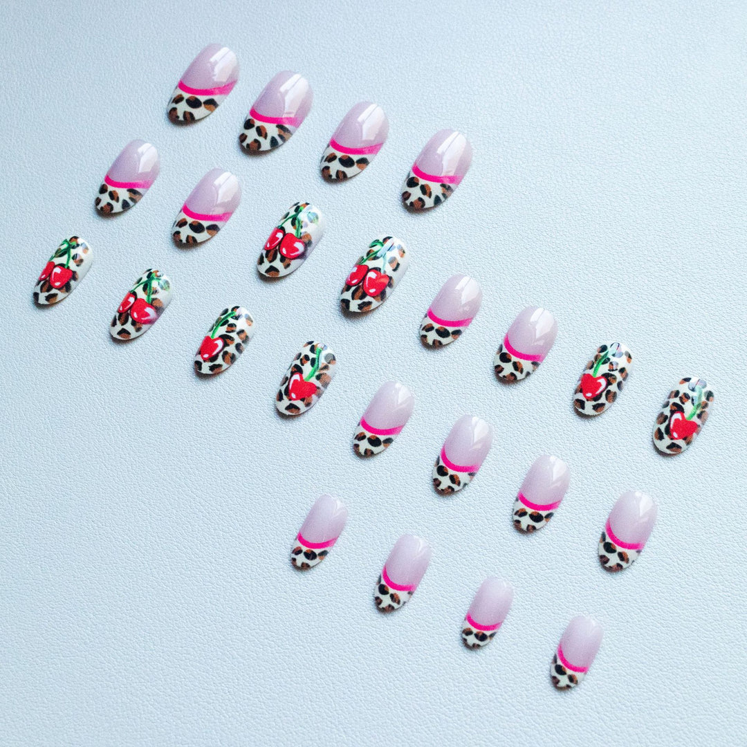 Künstlerische Leopard- und Kirsch-Nagelkunst