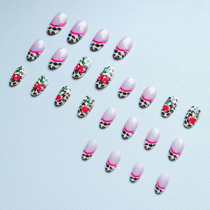 Künstlerische Leopard- und Kirsch-Nagelkunst
