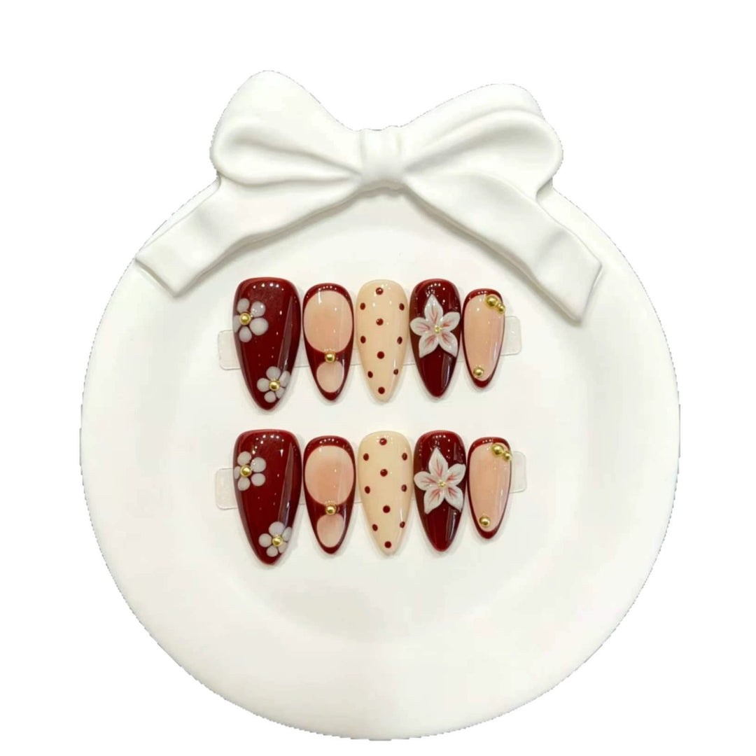 Dekorativer Press-On Fingernagelset mit floralem und grafischem Design