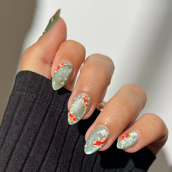 Dekoratives Press-On Nagelkunst-Set mit Koi-Fischen und Edelstein-Akzenten Karnz