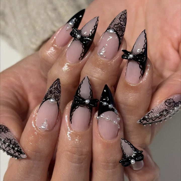 Kunstvolle Stiletto-Nägel mit Spitzenverzierung Karnz