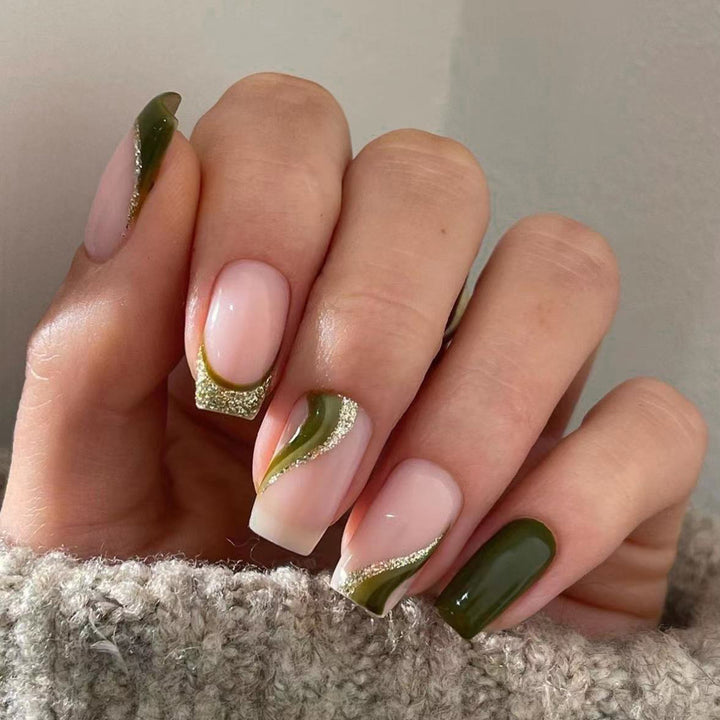 Kunstvolle Nagelverlängerungen mit goldenen Akzenten und elegantem Design Karnz