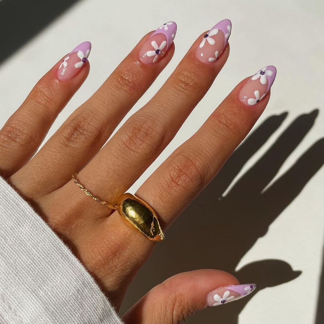 Kunstnagelset mit bunten Blüten und kreativem French-Design Karnz