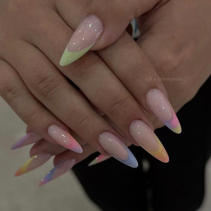 Kunstnagelset mit trendigem Farbverlauf und Glitzerakzenten Karnz