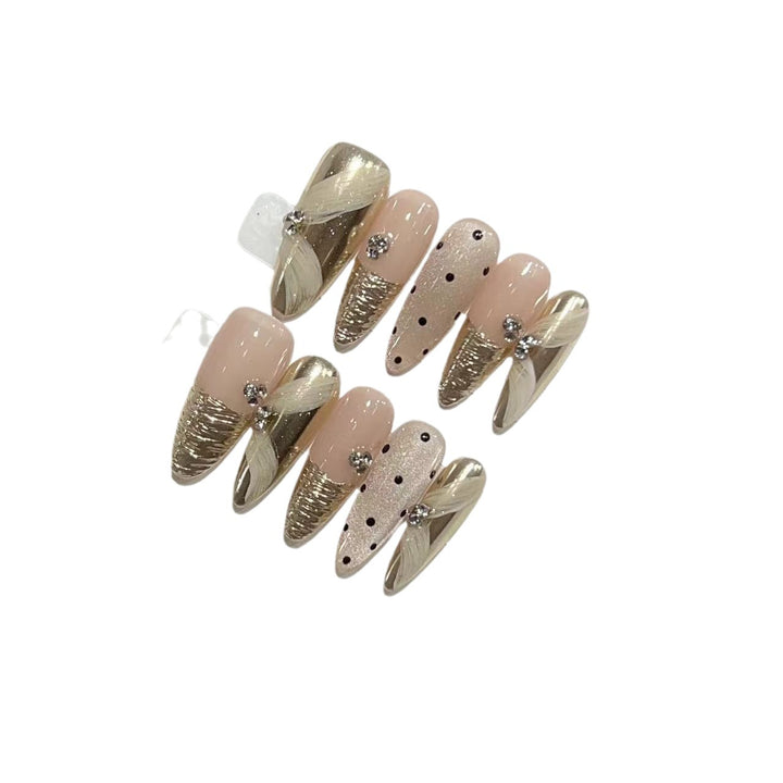 Luxuriöses Press-On Nagelkunst-Set mit eleganten metallischen Akzenten Karnz