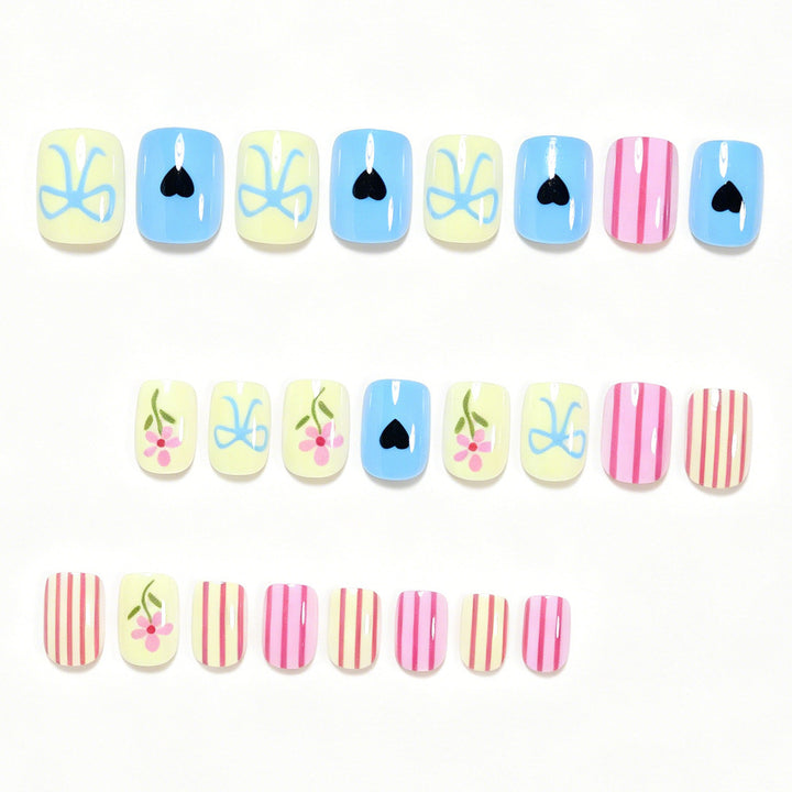 Dekoratives Nagelkunst-Set mit floralen Motiven Karnz
